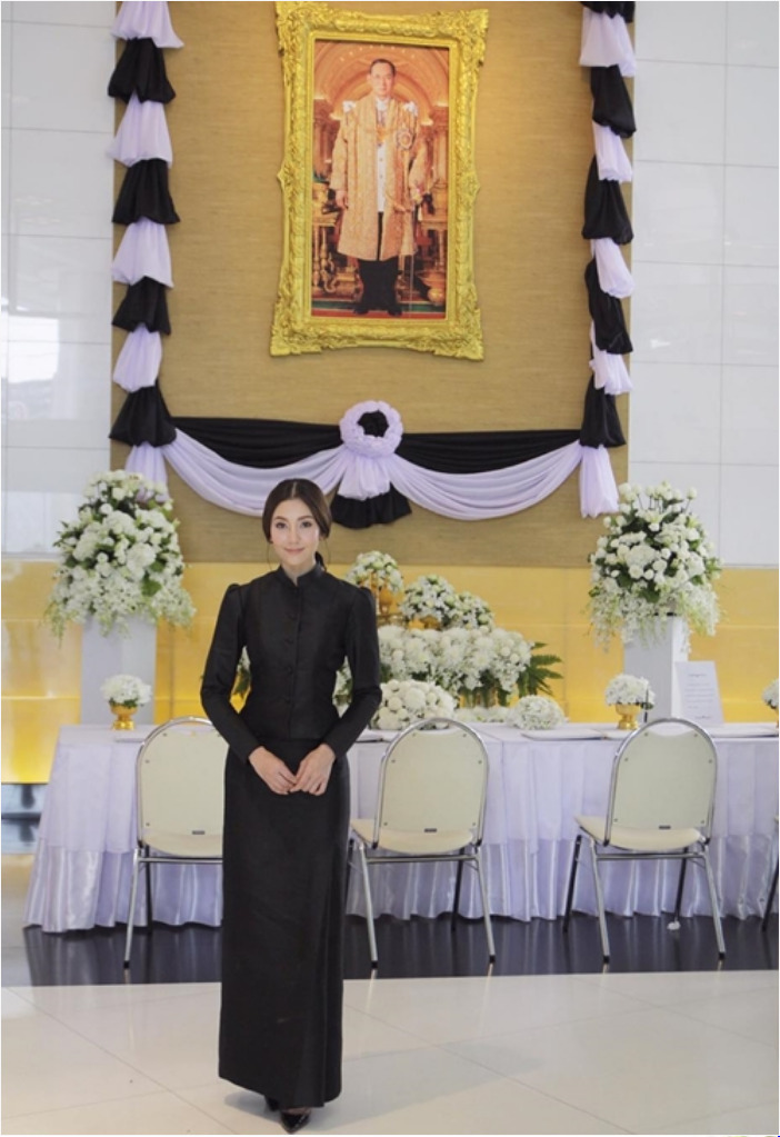 ชุดไทยจิตรลดาสีดำ แบบกระดุมหน้า ไหล่จีบ อยู่ทรงสวย พร้อมส่ง