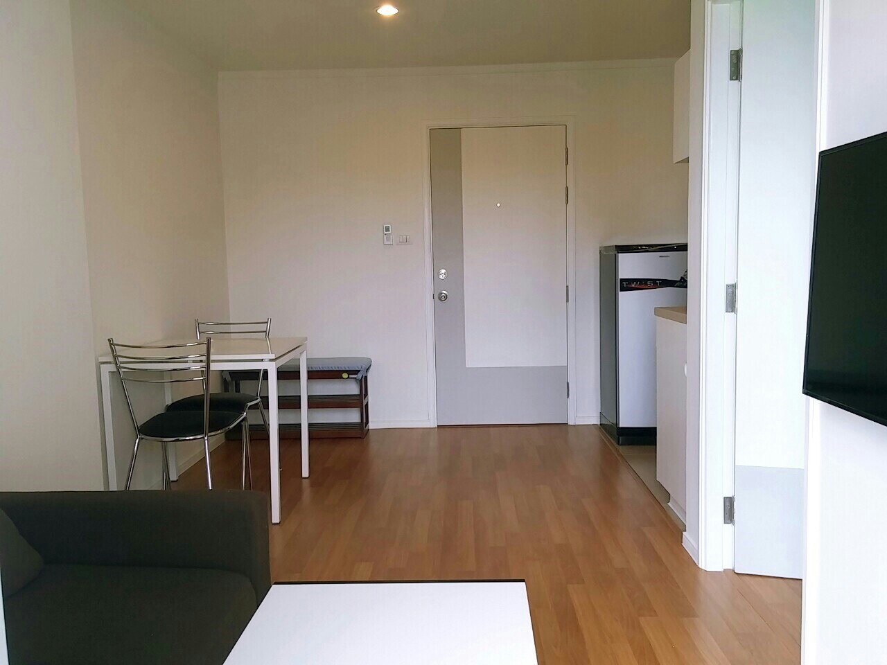 คอน โดลุมพินีพาร์ค พระราม 9 - รัชดา RCA อาคาร A ชั้น 24 วิวมองเห็นสระน้ำ ระเบียงหันไปทางทิศใต้ รับลมเกือบทั้งปี