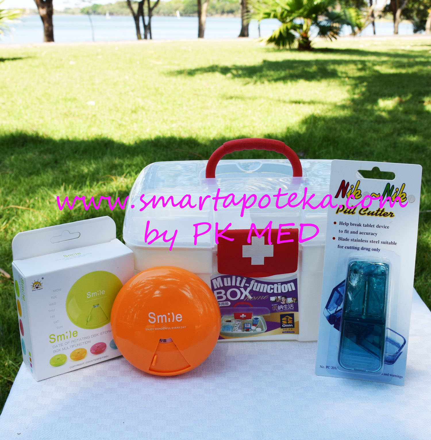 PK MED กล่องใส่ยาสามัญประจำบ้าน Size "M" (แดง) + ตลับใส่เม็ดยา smile candy (สีส้ม) + ที่ตัดเม็ดยา (สีเขียว/น้ำเงิน)