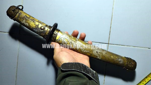 ดาบญี่ปุ่นลายมังกรเล่มเล็ก ฮาราคีรี กระไหล่เงิน ใบมีดเป็นเหล็กลาย (ใบมีดดามัสกัส)