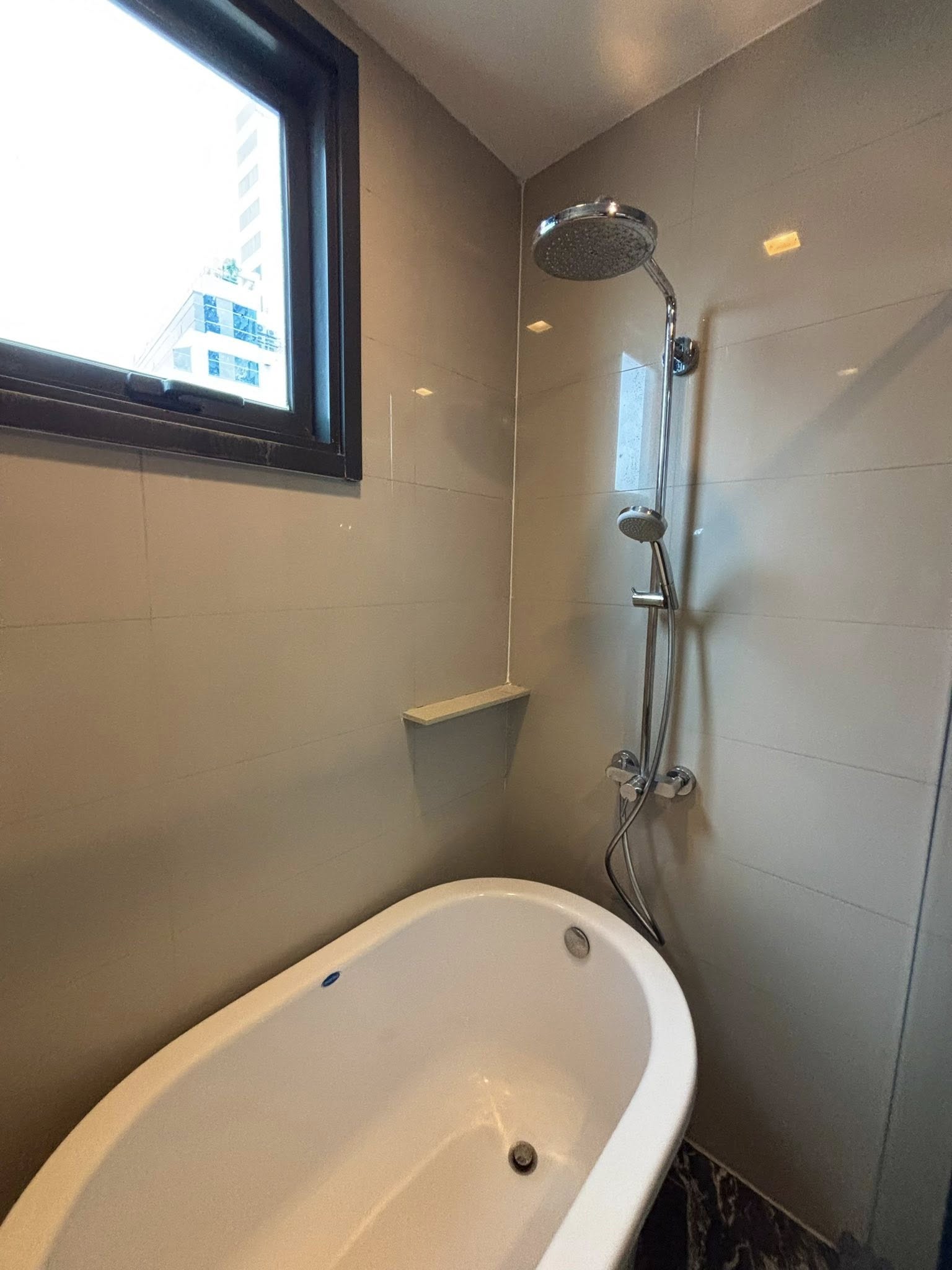 🏢 ให้เช่าคอนโด! Edge Sukhumvit 23 (เอดจ์ สุขุมวิท 23) ห้องมุม ชั้น 10 ขนาด 42 ตร.ม. แบบ 1 ห้องนอน พร้อม อ่างอาบน้ำ