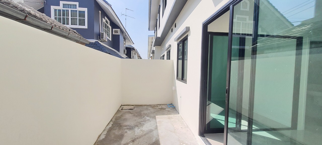 ขายด่วน ซื้อบ้านมีเงินทอน 800,000 บาท ทาวน์เฮ้าส์ไซส์ใหญ่ 2 ชั้น บ้านใหม่มือ 1 หน้ากว้าง 5.7 เมตร พื้นที่ 21 ตร.วา