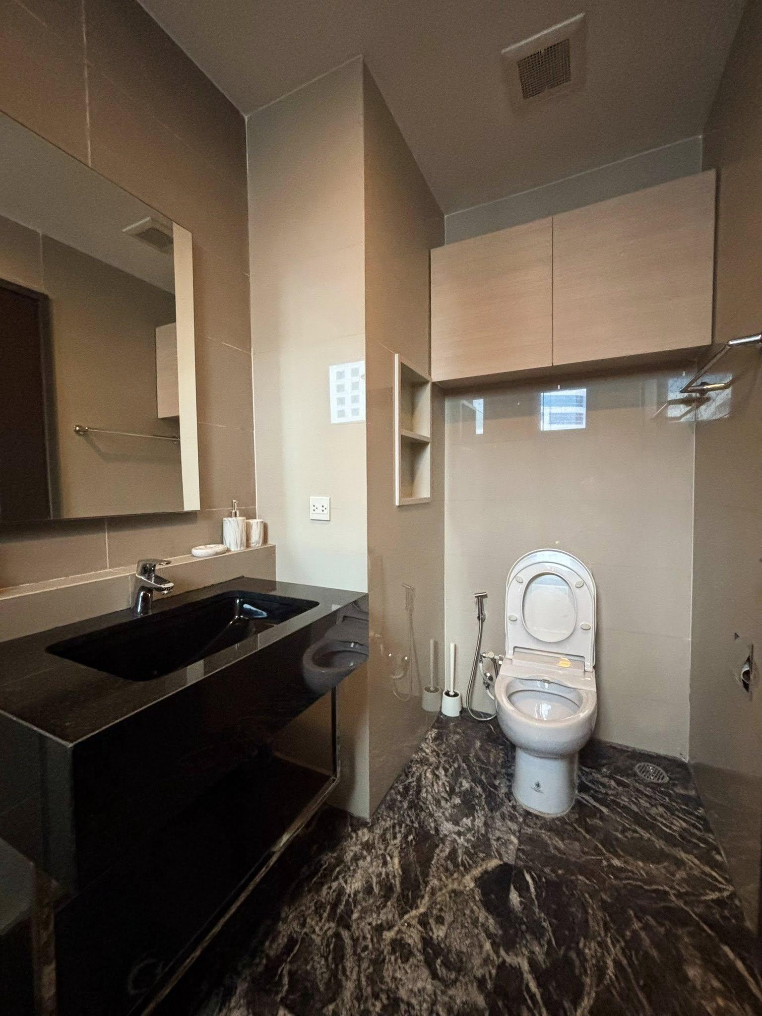 🏢 ให้เช่าคอนโด! Edge Sukhumvit 23 (เอดจ์ สุขุมวิท 23) ห้องมุม ชั้น 10 ขนาด 42 ตร.ม. แบบ 1 ห้องนอน พร้อม อ่างอาบน้ำ