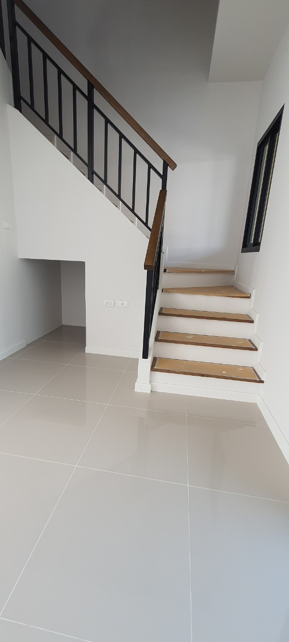 ขายด่วน ซื้อบ้านมีเงินทอน 800,000 บาท ทาวน์เฮ้าส์ไซส์ใหญ่ 2 ชั้น บ้านใหม่มือ 1 หน้ากว้าง 5.7 เมตร พื้นที่ 21 ตร.วา