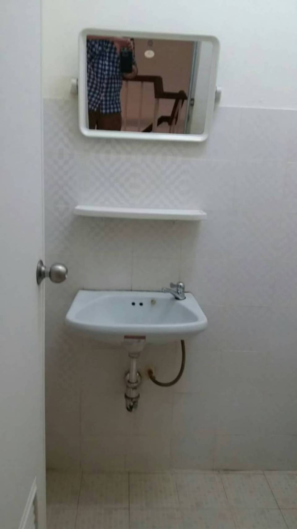 ขายตึกแถว 2 ชั้นครึ่ง พร้อมคนเช่า ที่ดิน 16 ตรว ค้าขายได้ จอดรถหน้าร้านได้ ถนน บ้านบน เนินพยอม