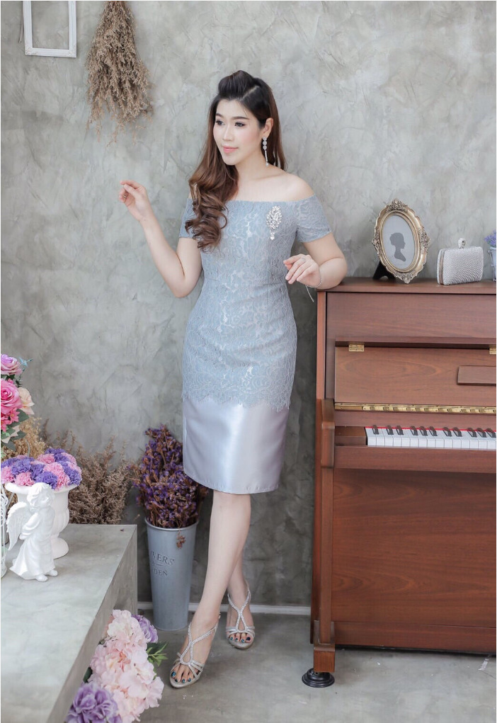 แฟชั่นชุดเดรสออกงาน/ชุดไปงานแต่งงานสีเทา เดรสสั้นเปิดไหล่ เข้ารูป แต่งลูกไม้ แนวเรียบหรู สวยสง่า ดูดี