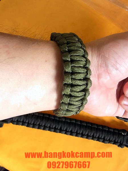 สายรัดข้อมือ (สีเขียว) Survival 550 PARACORD BRACELET ถักจากเชือกพาราคอด PARACORD550 รุ่นใหม่มีแท่งจุดไฟ+นกหวีด สีเขียว