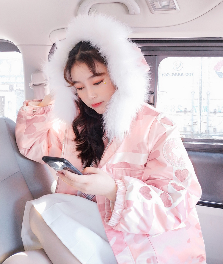 SNBL Girl : พรีออเดอร์เสื้อกันหนาวลายพรางสีชมพูหวานๆ มีฮูทขนเฟอร์ แบรนด์แท้