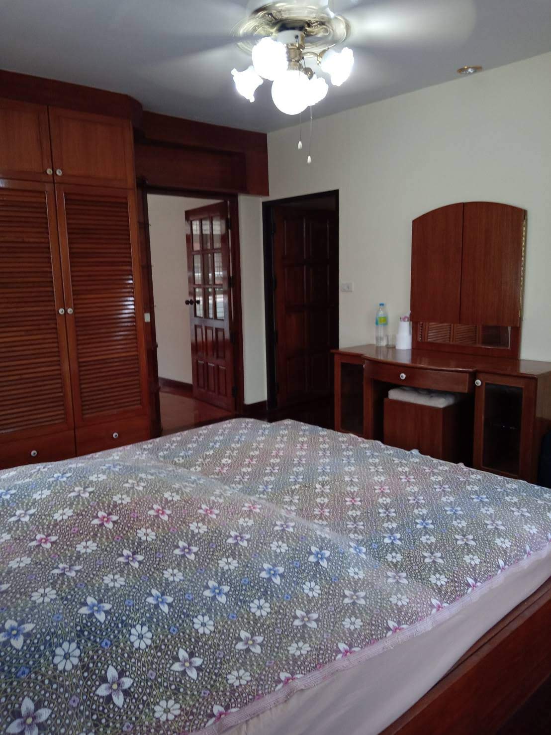 ให้เช่าทาวน์เฮ้าส์ 2 ชั้น หัวมุมถนน อยู่ในหมู่บ้าน กาญจนา ซอย จ่าบัน ศรีราชา 4 ห้องนอน 35,000 /ต่อเดือน