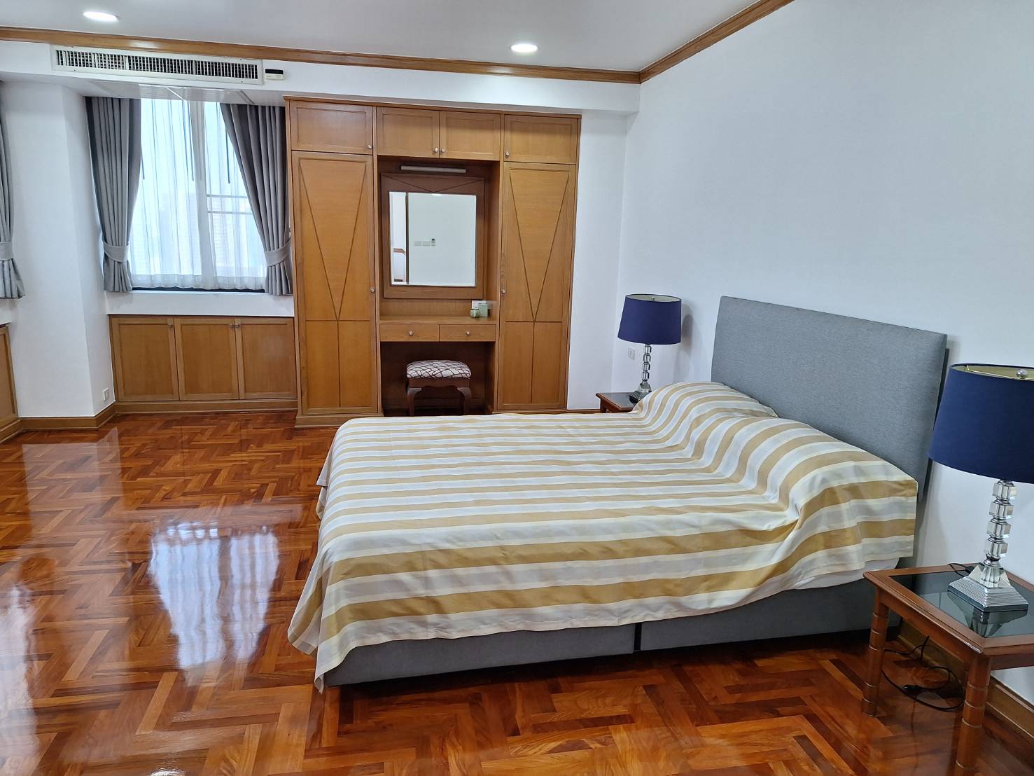 ให้เช่าคอนโด Ruamsuk Condominium : ร่วมสุข คอนโดมิเนียม ชั้น 23 ขนาด 290 ตรม. 3 ห้องนอน 3 ห้องน้ำ + 1 ห้องแม่บ้าน