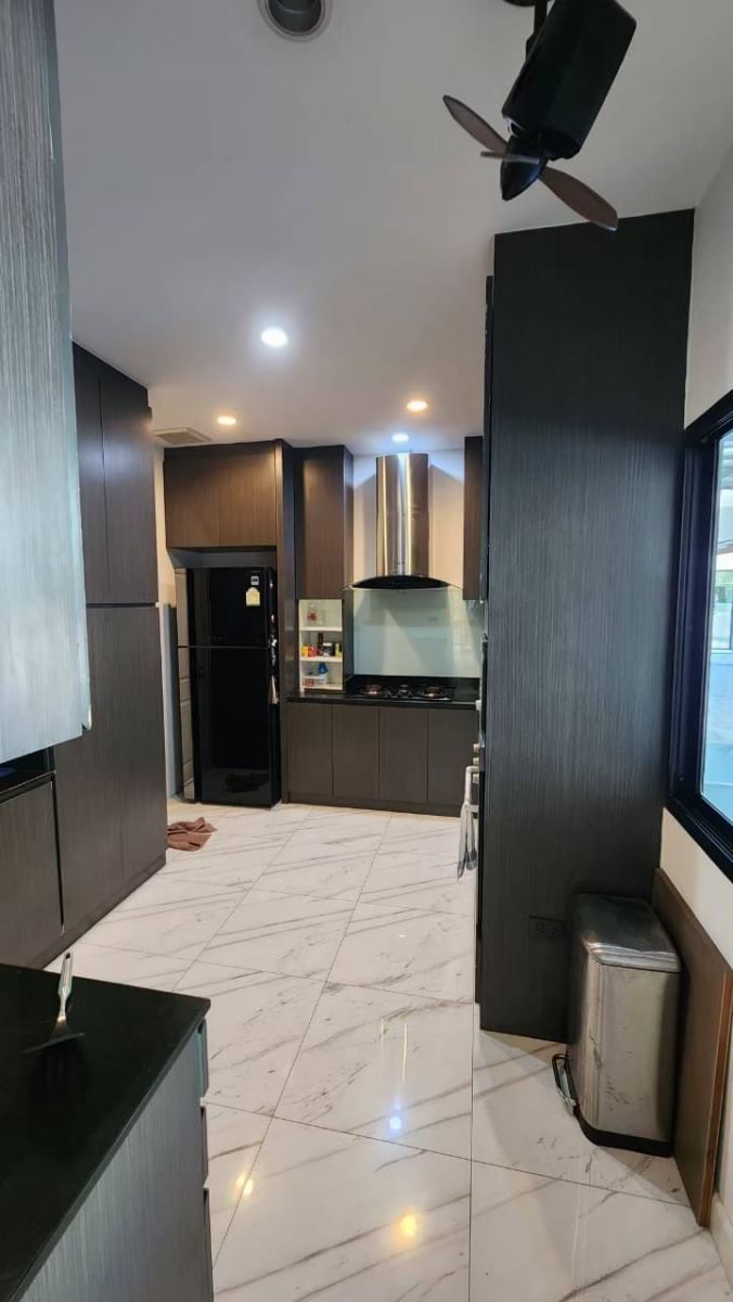 ให้เช่า บ้านเดี่ยว 3 ชั้นหรู ใหญ่ หมู่บ้าน ลุมพินี สวนหลวงร 9 ซอยเฉลิมพระเกียรติ 40/1 หนองบอน ประเวศ กรุงเทพ ห้องนอนใหญ่มาก