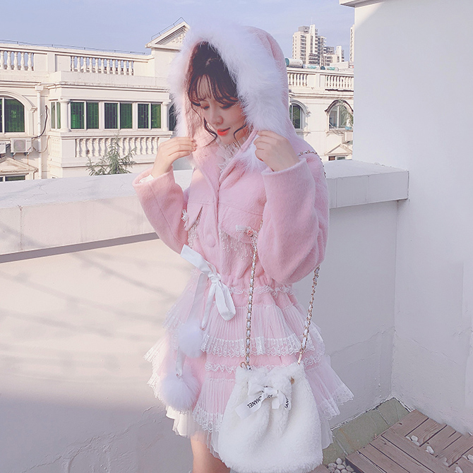 Summer Joy : เสื้อโค้ทแฟชั่นสไตล์ญี่ปุ่นสีชมพูน่ารักๆ แต่งปอมๆ มีฮูทตามแบบ