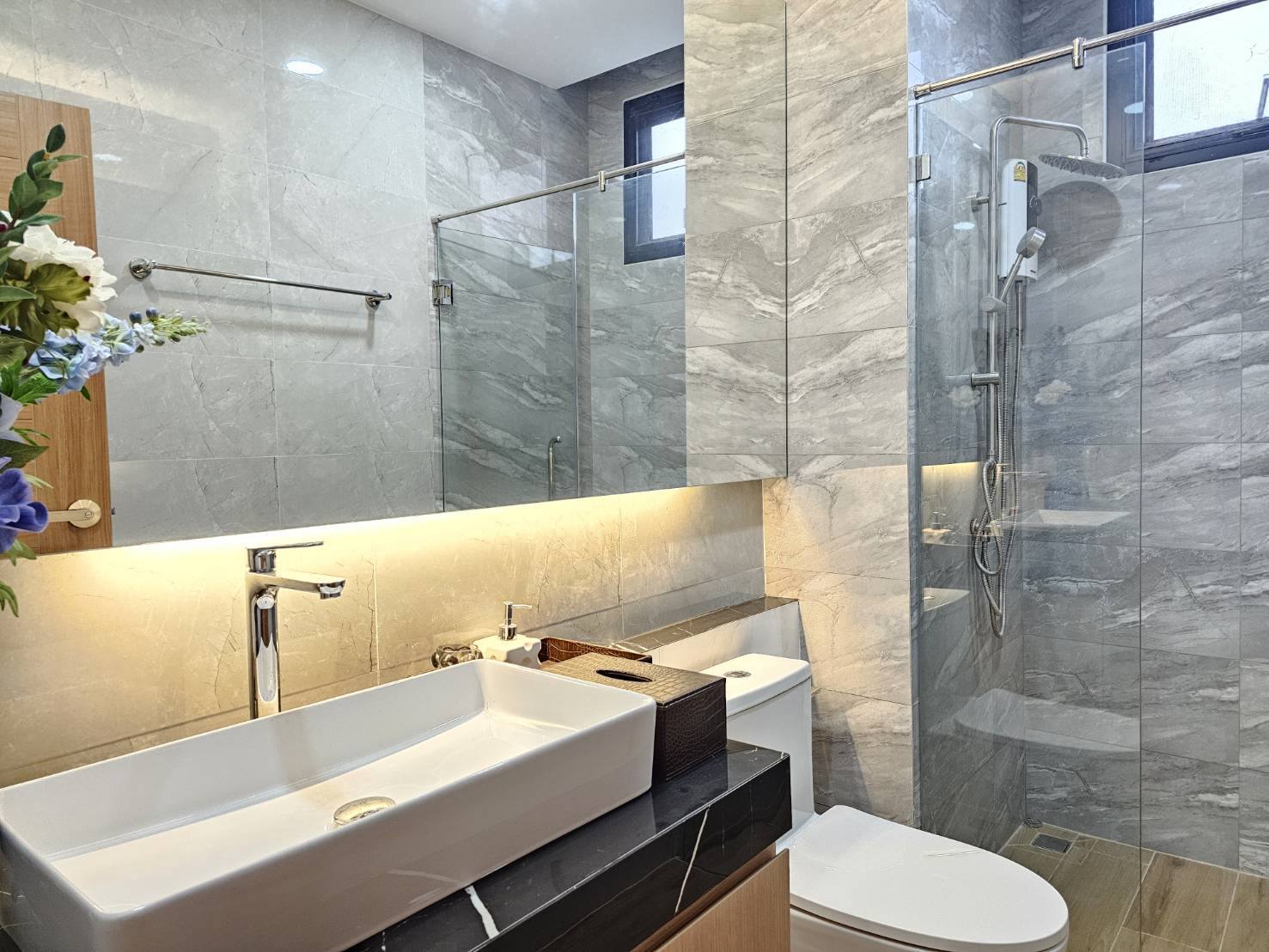 🔥 โอกาสทองสำหรับนักลงทุน! พูลวิลล่าหรู การันตีผู้เช่า 120,000 บาท/เดือน! 🔥 ชื่อโครงการ: Luxury Huai Yai Pool Villa / พูลวิลล่าหรูห้วยใหญ่