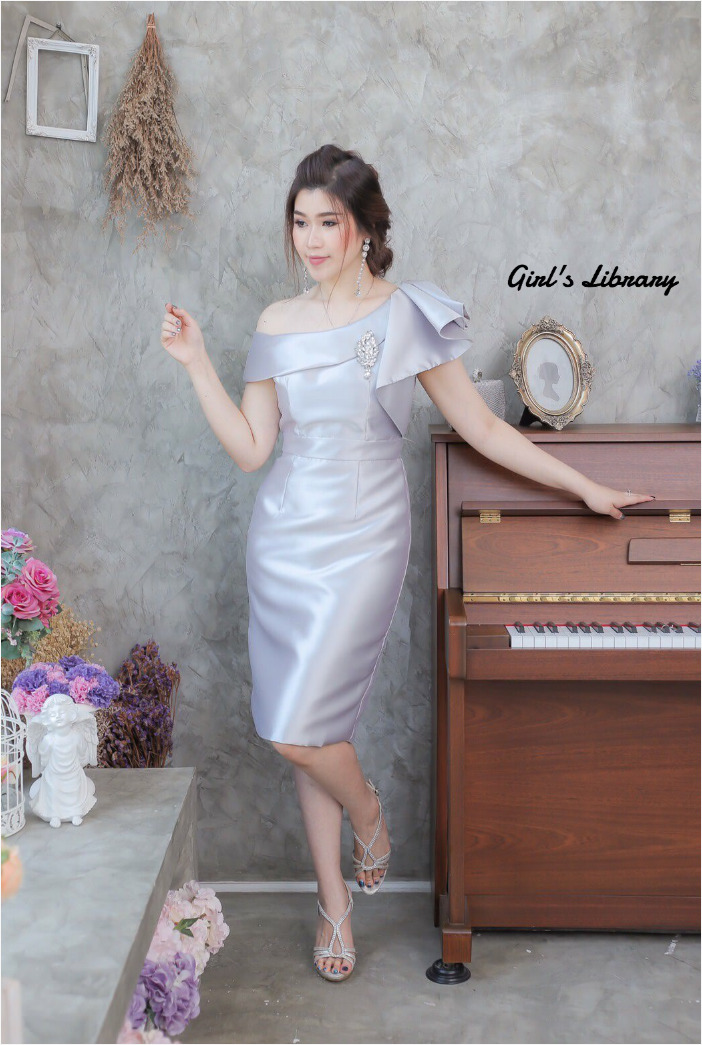 ชุดออกงาน/ชุดไปงานแต่งงานสีเทา ไหล่เฉียง เข้ารูป ลุคเรียบหรู สวยสง่า