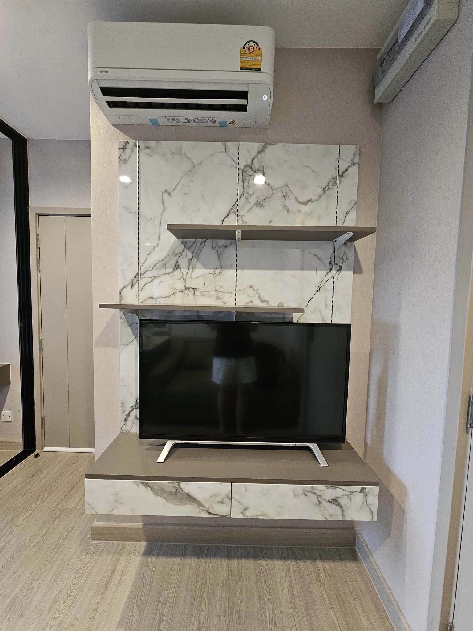 ให้เช่าคอนโด The Politan Rive ห้องขนาด 24.5 ตรม.บ้านเลขที่ 28/736 ชั้น 23 (2340) ทิศใต้ วิวสระว่ายน้ำ