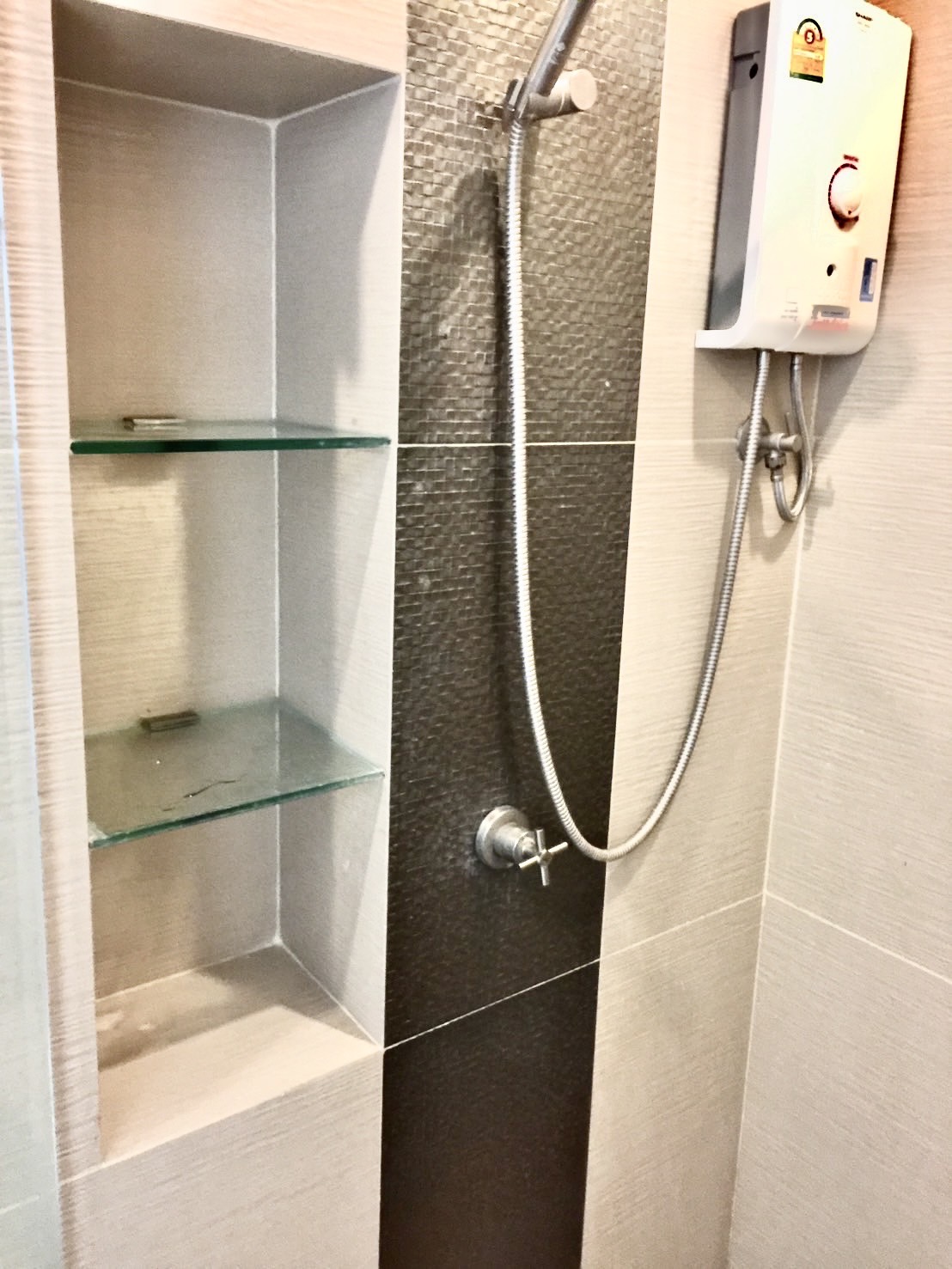 🔥 โอกาสดี! ขายห้อง โครงการ Happy Condo ลาดพร้าว 101 (Happy Condo Ladprao 101) แต่งใหม่ทั้งห้อง เฟอร์ครบ พร้อมอยู่ทันที หรือจะซื้อพร้อมผู้เช่าก็ได้! 🔥