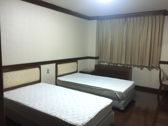 ให้เช่าคอนโด Mitkorn Mansion (มิตรกร แมนชั่น ) 3 ห้องนอน + ห้องแม่บ้าน 2 ห้องน้ำ ขนาด 215 ตรม