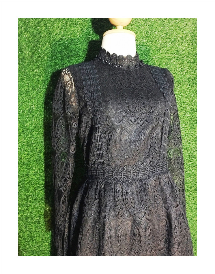 ชุดเดรสทำงานสีดำ ผ้าลูกไม้ แขนยาว กระโปรงทรงบาน