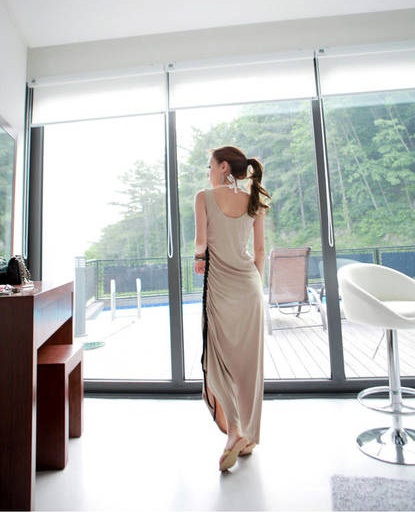 maxi dress ชุดเดรสยาว แฟชั่นเกาหลี ผ้าคอตตอน แต่งแถบสีดำด้านซ้ายมีสายรูดด้านข้าง ชายประโปรงเล่นระดับ สีเบจ Asia Street Fashion