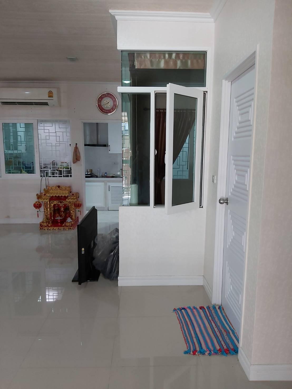 ขายทาวน์เฮ้าส์ 2 ชั้น หมู่บ้าน โกลเด้น ทาวน์ วัชรพล-สุขาภิบาล 5 Gloden Town Watcharapol-Sukhapiban 5 มี 4 ห้องนอน