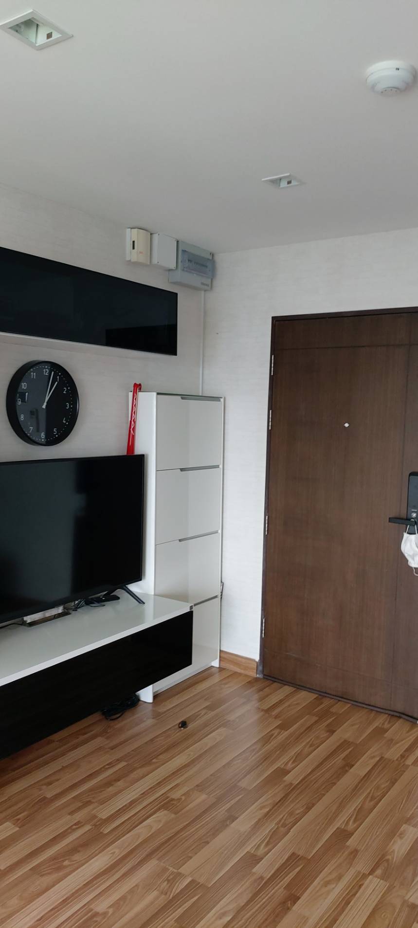 ขายคอนโด The Green Condo 3 เดอะ กรีน คอนโด 3 เฟส : 3 ชั้น: 7 แบบ 1 ห้องนอน 1 ห้องน้ำ 1 ห้องนั่งเล่นและ 1 ห้องครัว ขนาด 31.5 ตารางเมตร