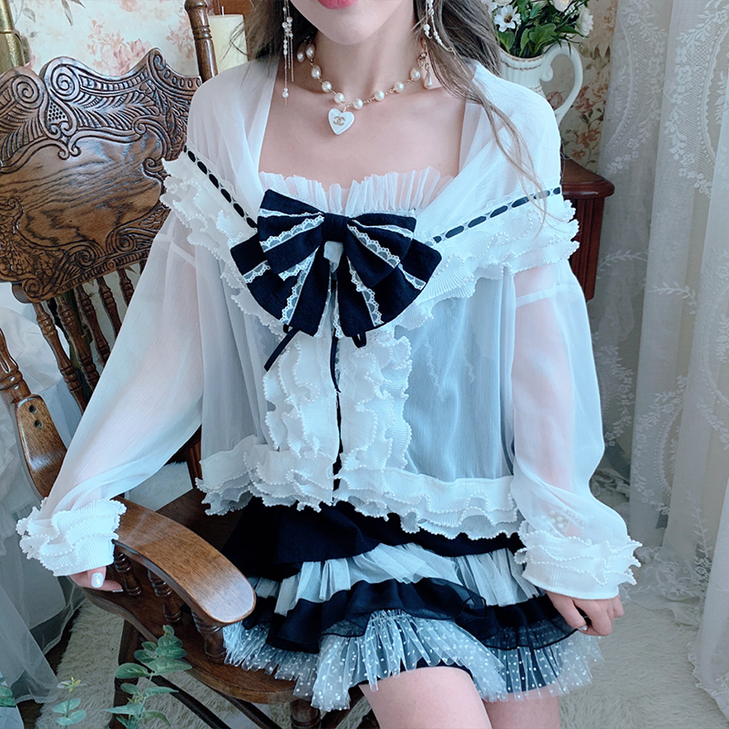 Summer Joy : เสื้อคลุมแฟชั่นสไตล์ญี่ปุ่นแขนยาว แต่งระบายประดับมุกเล็กรอบ มีฮูทน่ารักๆ ด้านหลัง มีให้เลือก 2 สี แบรนด์แท้ ( สินค้ารวมโบว์และชุดด้านในค่ะ)
