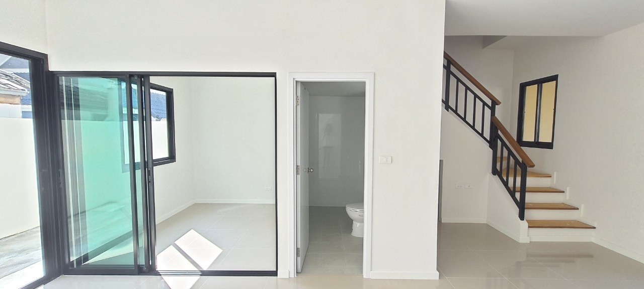 ขายด่วน ซื้อบ้านมีเงินทอน 800,000 บาท ทาวน์เฮ้าส์ไซส์ใหญ่ 2 ชั้น บ้านใหม่มือ 1 หน้ากว้าง 5.7 เมตร พื้นที่ 21 ตร.วา