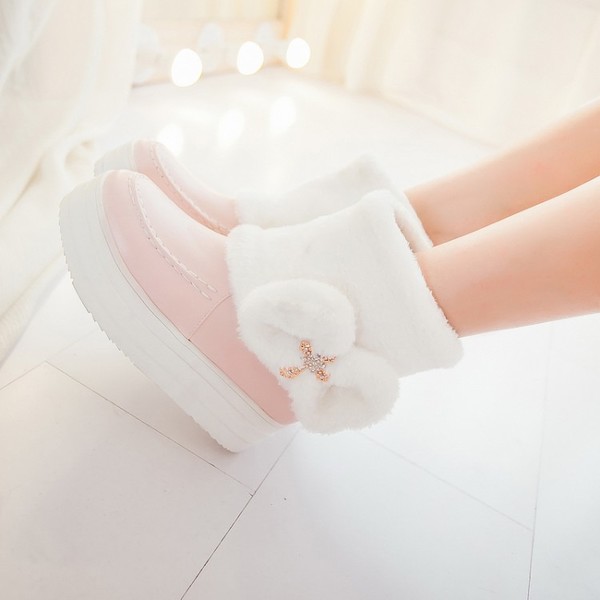 พรีออเดอร์ : รองเท้าบูทตี้แฟชั่นสไตล์ญี่ปุ่นแบบหวาน หนัง PU รุ่นขนซับหนาพิเศษ ประดับกางเขน มี3 สี