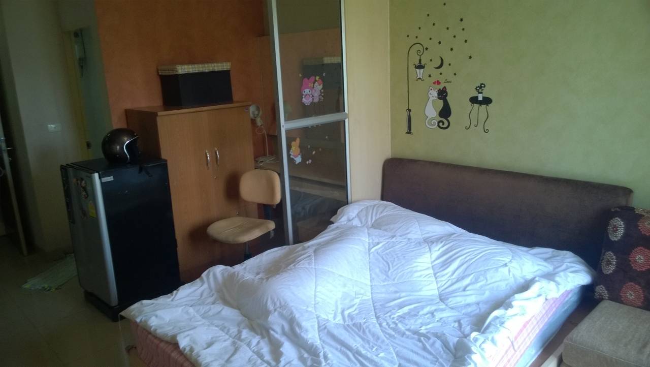 ให้เช่า Condo iHouse RCA ห้องสตูดิโอ ราคา 8500 / เดือน พื้นที่ 26 ตร.ม ชั้น 3 ตึก C สีม่วง ทิศตะวันออกแดดไม่ร้อน วิวโล่งไม่มีตึกบัง มีต้นไม้บังแดด ตกแต่งพร้อมอยู่ พร้อมเฟอร์นิเจอร์