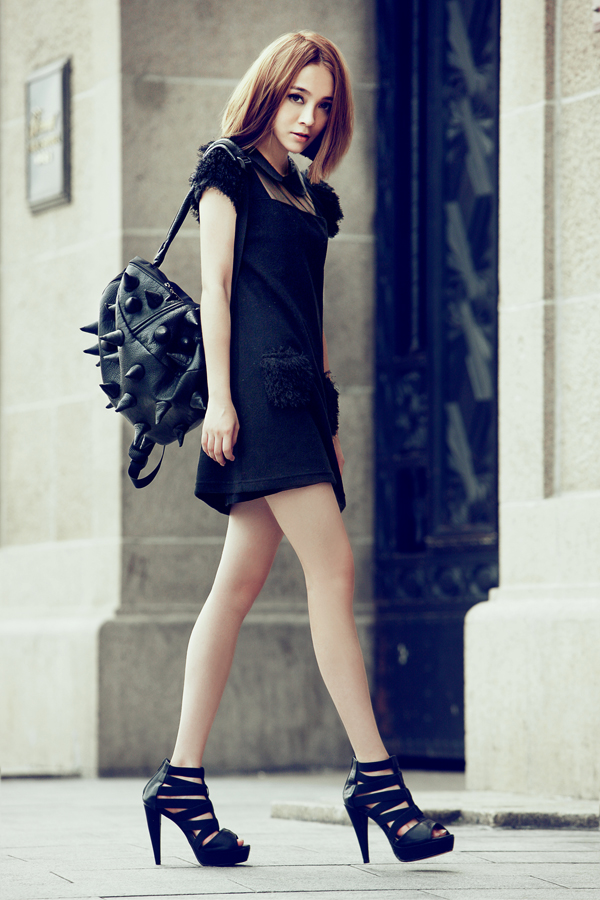 dress ชุดเดรสแฟชั่น คอตุ๊กตา ใส่ทำงาน เที่ยวชิวๆ สีดำ แต่งขนปุยหัวไหล่ และกระเป๋าหน้า น่ารักมากๆ ค่ะ Asia Street Fashion