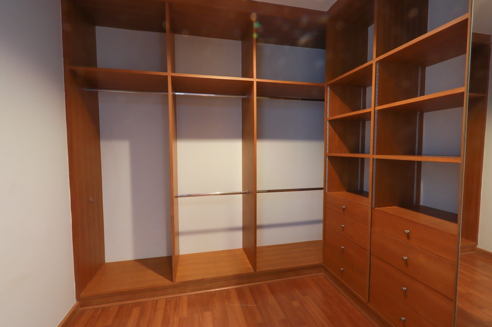 ให้เช่าบ้านเดี่ยว 2 ชั้น มีสระว่ายน้ำส่วนตัว ใกล้เอกมัย / ทองหล่อ เพียง 700-800 เมตร อยู่ถนนประดิษฐ์มนูญธรรม (ซอย ยืนยง)