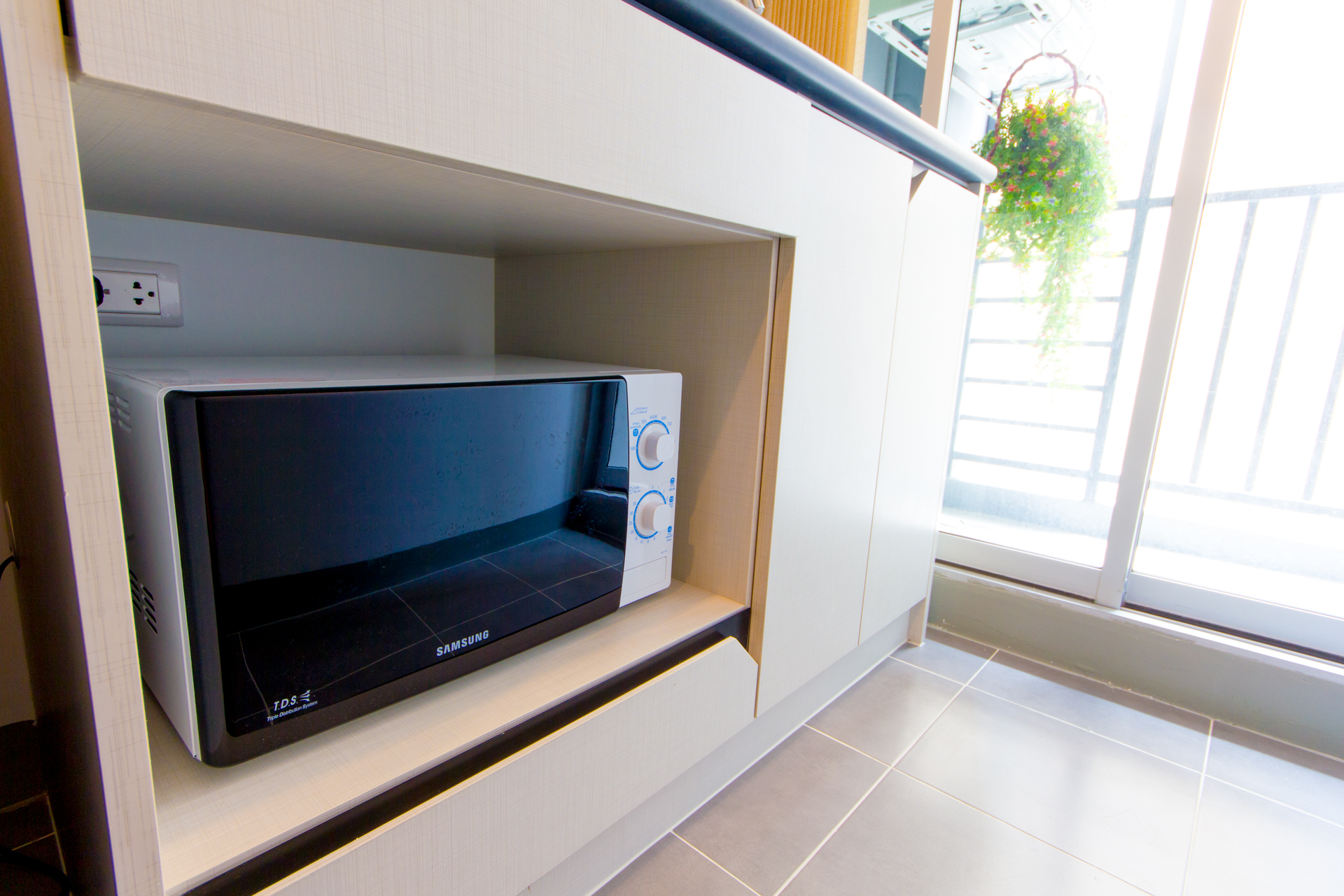 ขายคอนโดThe Kith Plus Sukhumvit 113 (เดอะ คิทท์ พลัส สุขุมวิท 113) 2 ยูนิต ตกแต่งครบพร้อมเข้าอยู่ ยูนิตที่1 แบบ 1 ห้องนอน 1 ห้องน้ำ ตึก A ชั้น 3