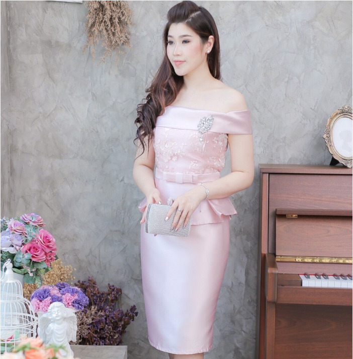 ชุดออกงาน/ชุดไปงานแต่งงานสีชมพู เปิดไหล่ ทรงเข้ารูป ลุคเรียบหรู สวยสง่า