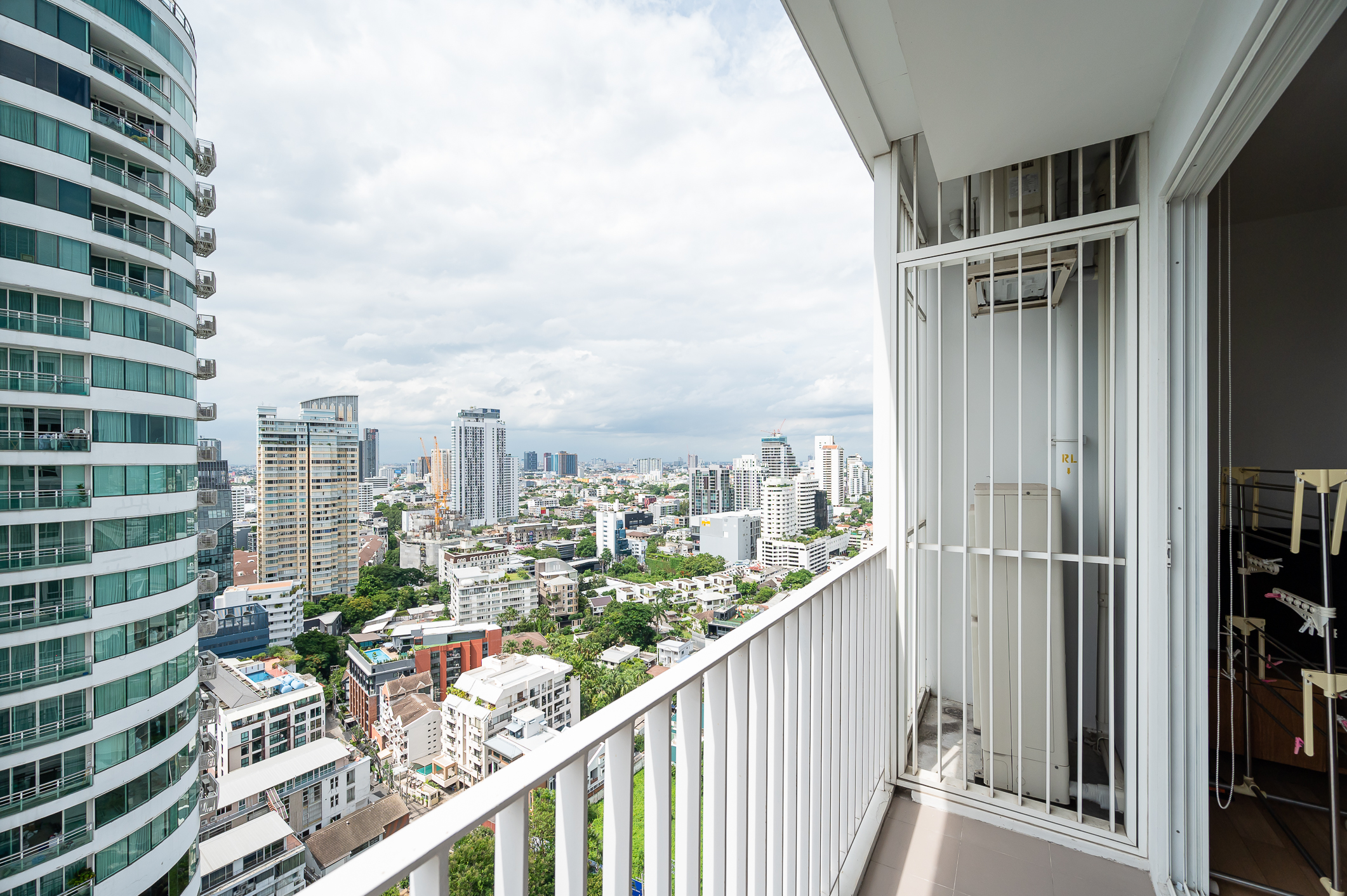 ให้เช่าคอนโด HQ by Sansiri (เฮช คิว บาย แสนสิริ) มีทั้งแบบ 1-2 ห้องนอน ห้องใหม่ยังไม่เคยพัก