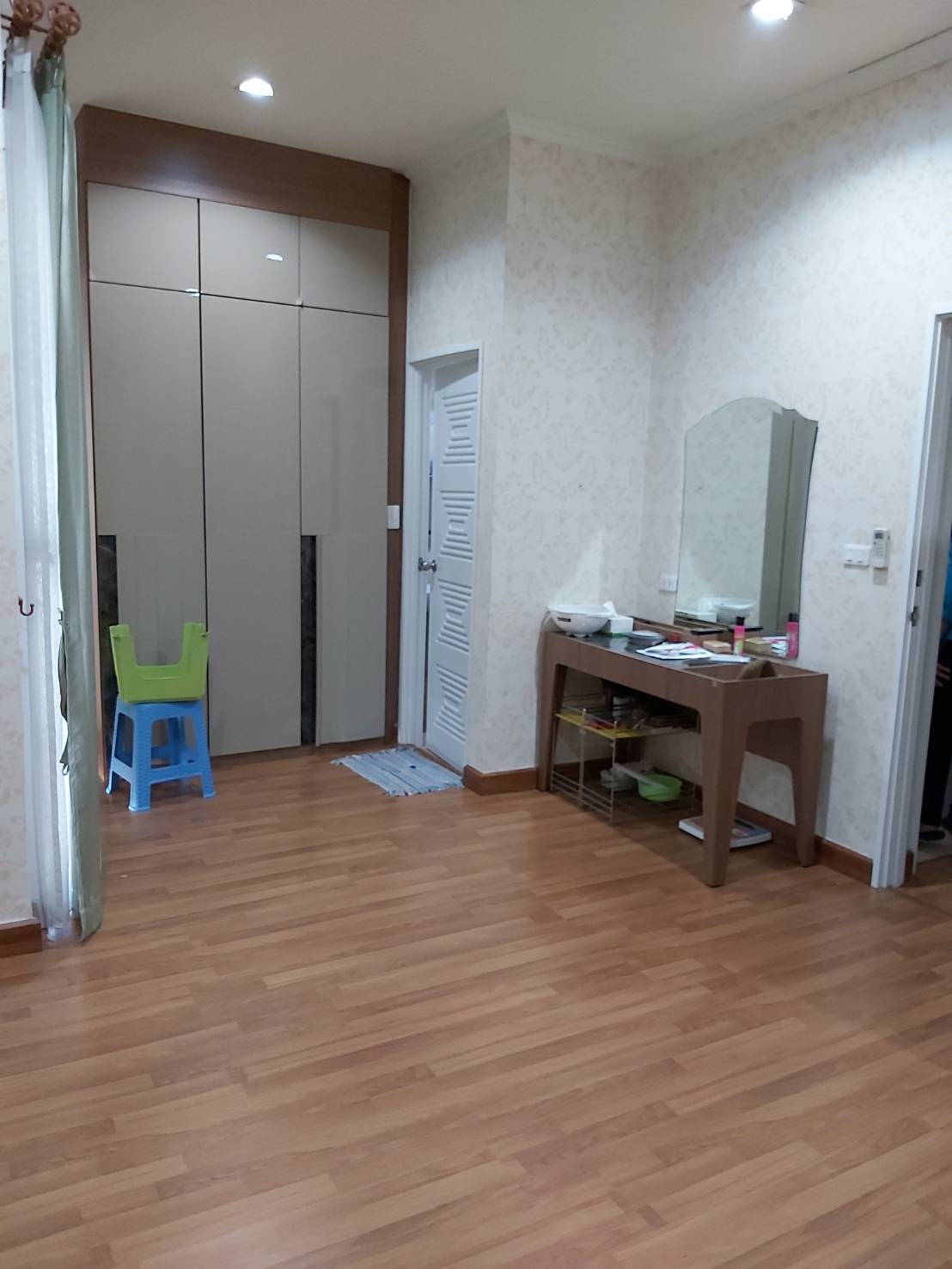 ขายทาวน์เฮ้าส์ 2 ชั้น หมู่บ้าน โกลเด้น ทาวน์ วัชรพล-สุขาภิบาล 5 Gloden Town Watcharapol-Sukhapiban 5 มี 4 ห้องนอน