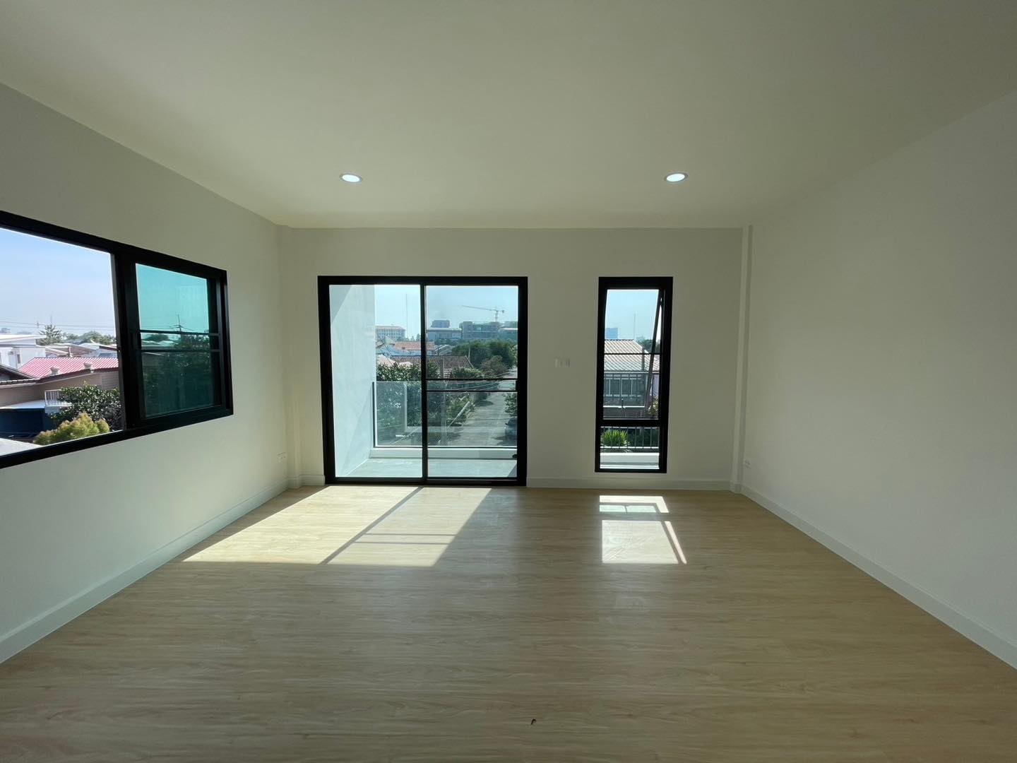 ด่วน! ทาวน์โฮม 3 ชั้น ติวานนท์ 43 ใกล้ MRT สามัคคี ✨ รีโนเวทใหม่หมดจด! ราคาพิเศษ ฿3.99 ล้าน