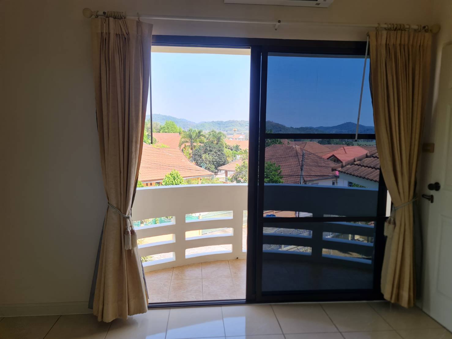 🏡 ขายบ้านเดี่ยวหลังใหญ่ วิวภูเขาล้อมรอบ หมู่บ้านพบโชคการ์เด้นฮิล (Phobchok Garden Hill) บางเสร่ – สัตหีบ