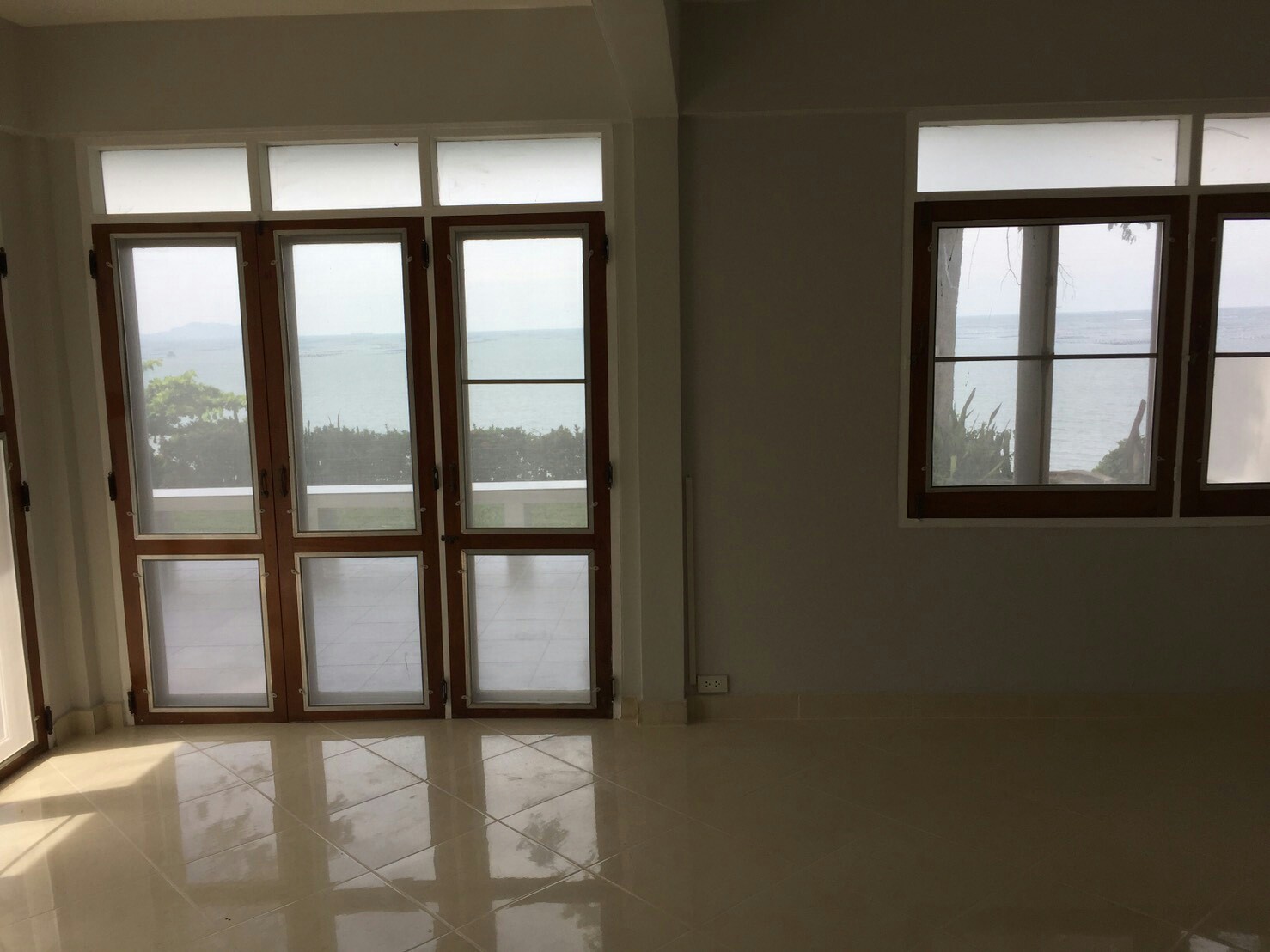 รหัสทรัพย์ 85855 ให้เช่าบ้านเดี่ยวติดทะเล ศรีราชา จ.ชลบุรี 3 ห้องนอน 2 ห้องน้ำ พื้นที่ 1 ไร่ ค่า 45,000 บาทต่อเดือน สัญญาเช่า 1 ปีขึ้นไป เดินทางตั้งต้นจากห้างโรบินสัน