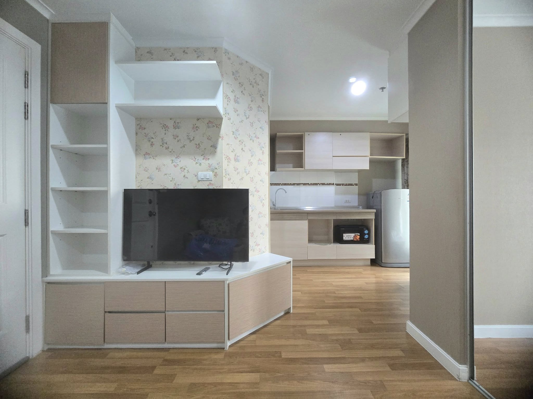 ให้เช่าคอนโด Lumpini Place Ratchayothin (ลุมพินี เพลส รัชโยธิน) ห้อง 1 Bedroom ขนาด 28 ตร.ม. อาคาร A ชั้น 11 เฟอร์นิเจอร์ Built-in สไตล์วินเทจ หัวนอนทิศตะวันออก