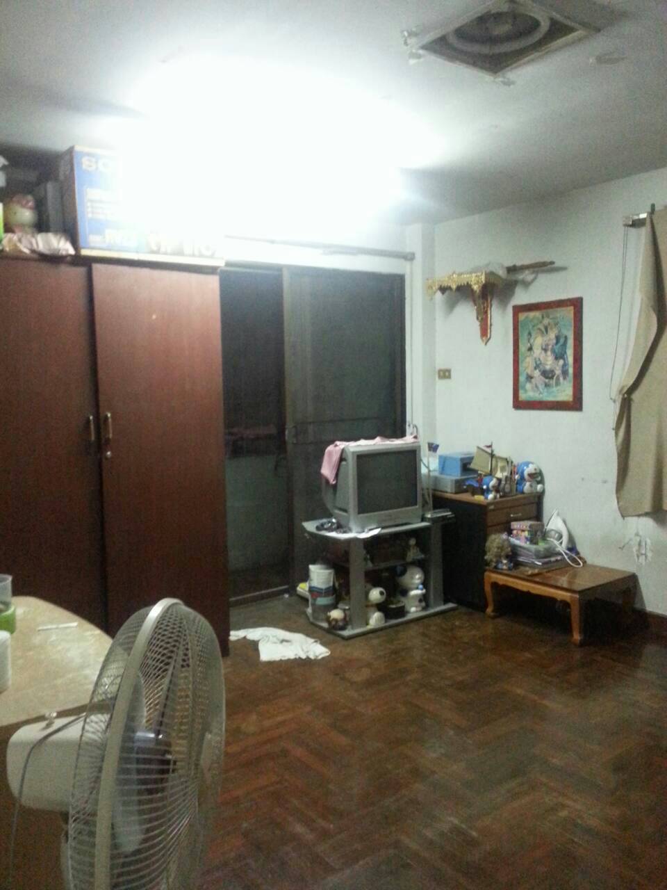 ขายทาวน์เฮ้าส์ 3 ชั้น 4 ห้องนอน 1 ห้องครัว 2 ห้องน้ำ พื้นที่ 30 ตร.ว