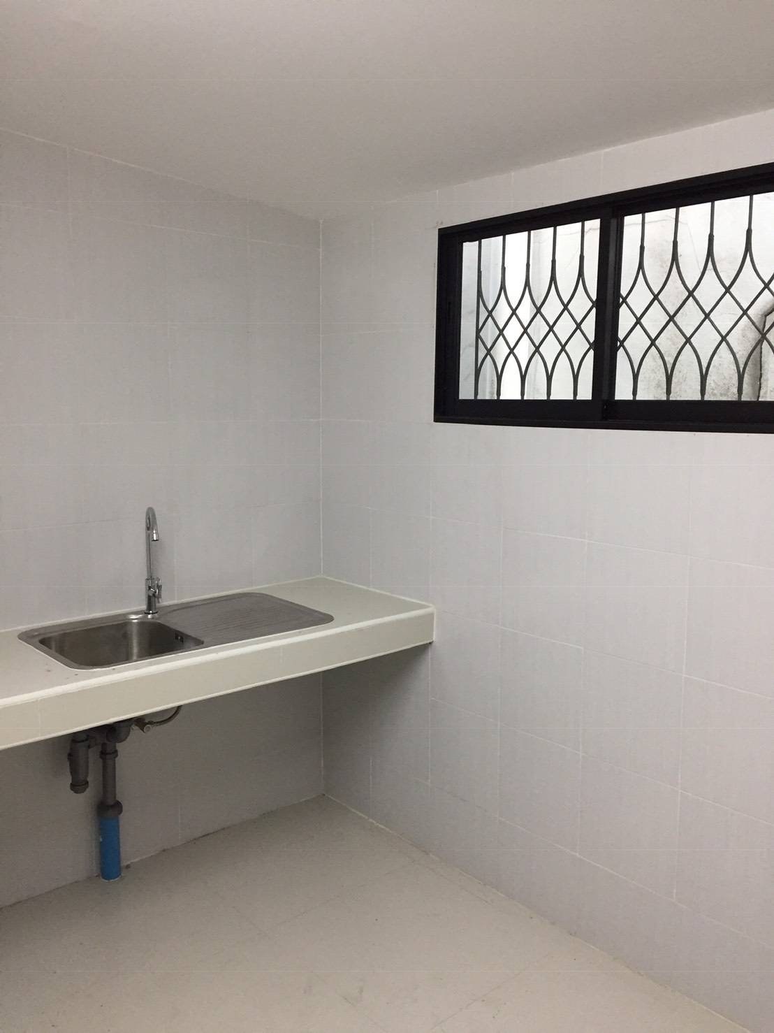 ให้เช่าตึกแถว ติดถนนอ่อนนุช หน้าปากซอยอ่อนนุช 47 ร้านเดิมเปิดเป็นร้านทำผม ทำเล็บ ทั้งหมด 4 ชั้น