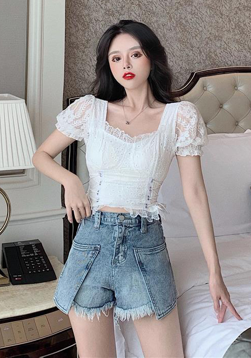 พรีออเดอร์ : เสื้อแฟชั่นแต่งลูกไม้สีขาว ด้านข้างแต่งเชือกผูกเอวเข้ารูปตามแบบ