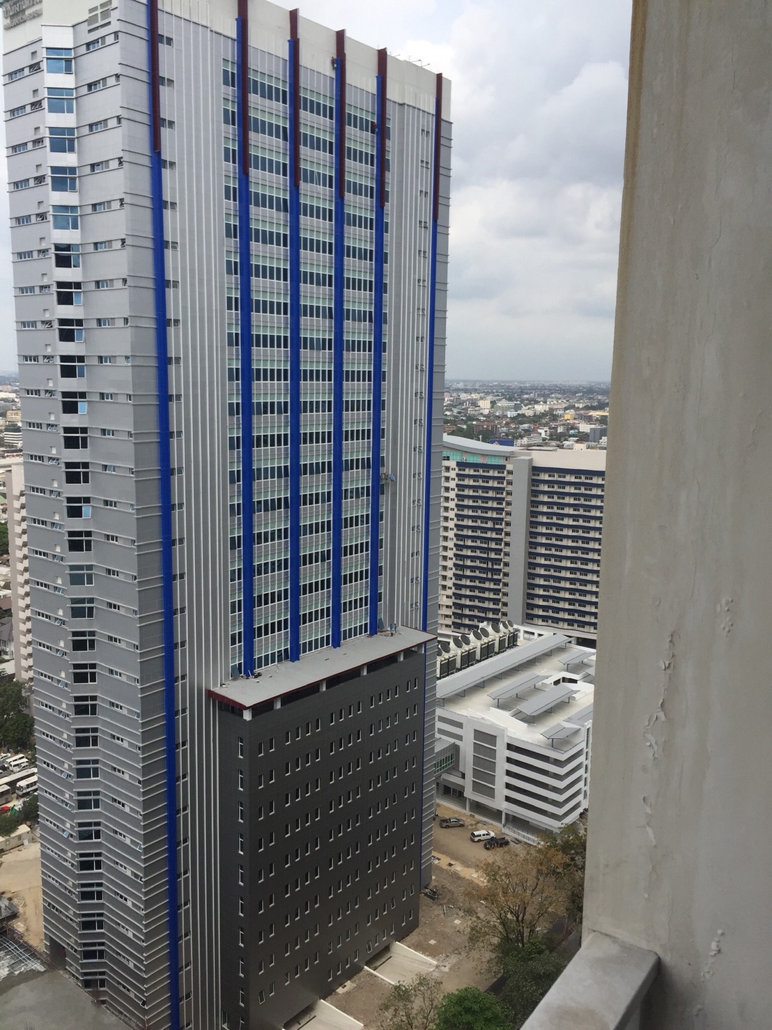 ขายด่วนคอนโด Abstracts Phahonyothin Park (แอ็บสแตร็กส์ พหลโยธิน พาร์ค 1 ห้องนอน 1 ห้องน้ำ ขนาด 44.19 ตรม ชั้น 31 วิว ตึกช้าง