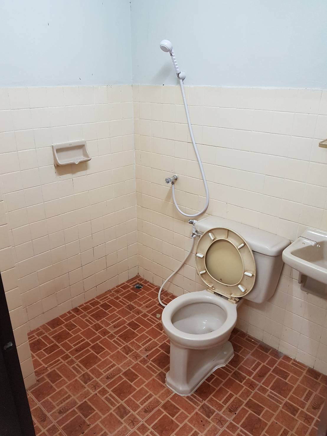 ขายถูกคอนโดสินเศรษฐี สี่แยกลำสาลี ( ซอย รามคำแหง 52/2 ) ขาย 2 ยูนิตติดกัน