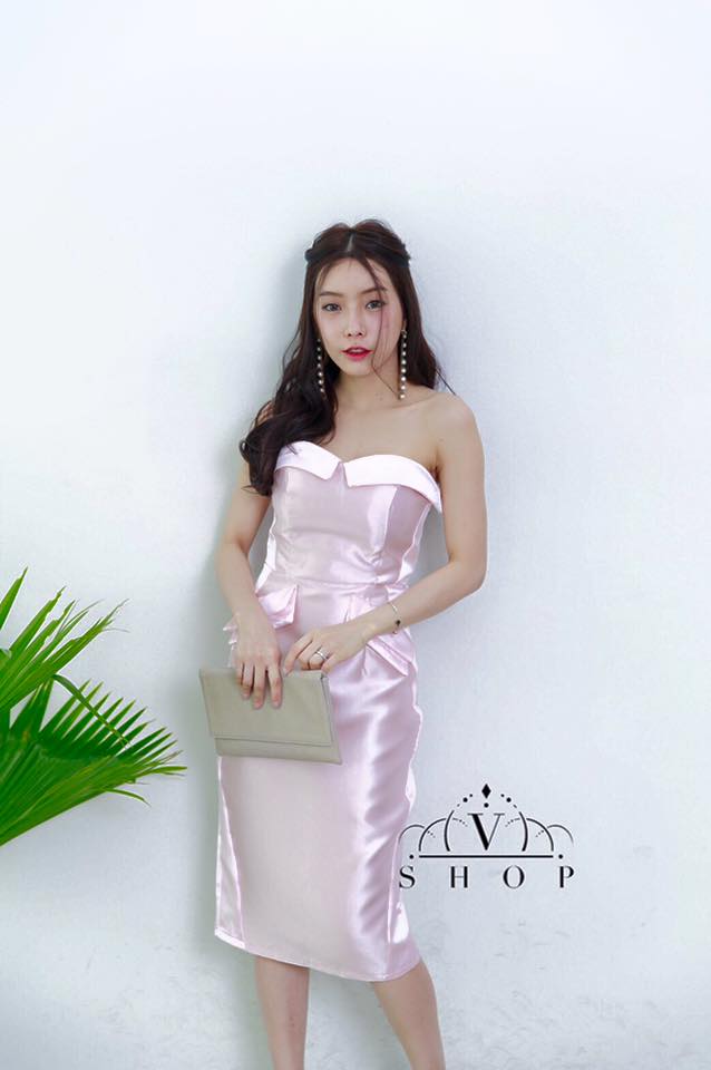 ชุดออกงาน ชุดไปงานแต่งงานสีชมพู เดรสเกาะอก ผ้าไหมเทียม ลุคสวยหรู เซ็กซี่