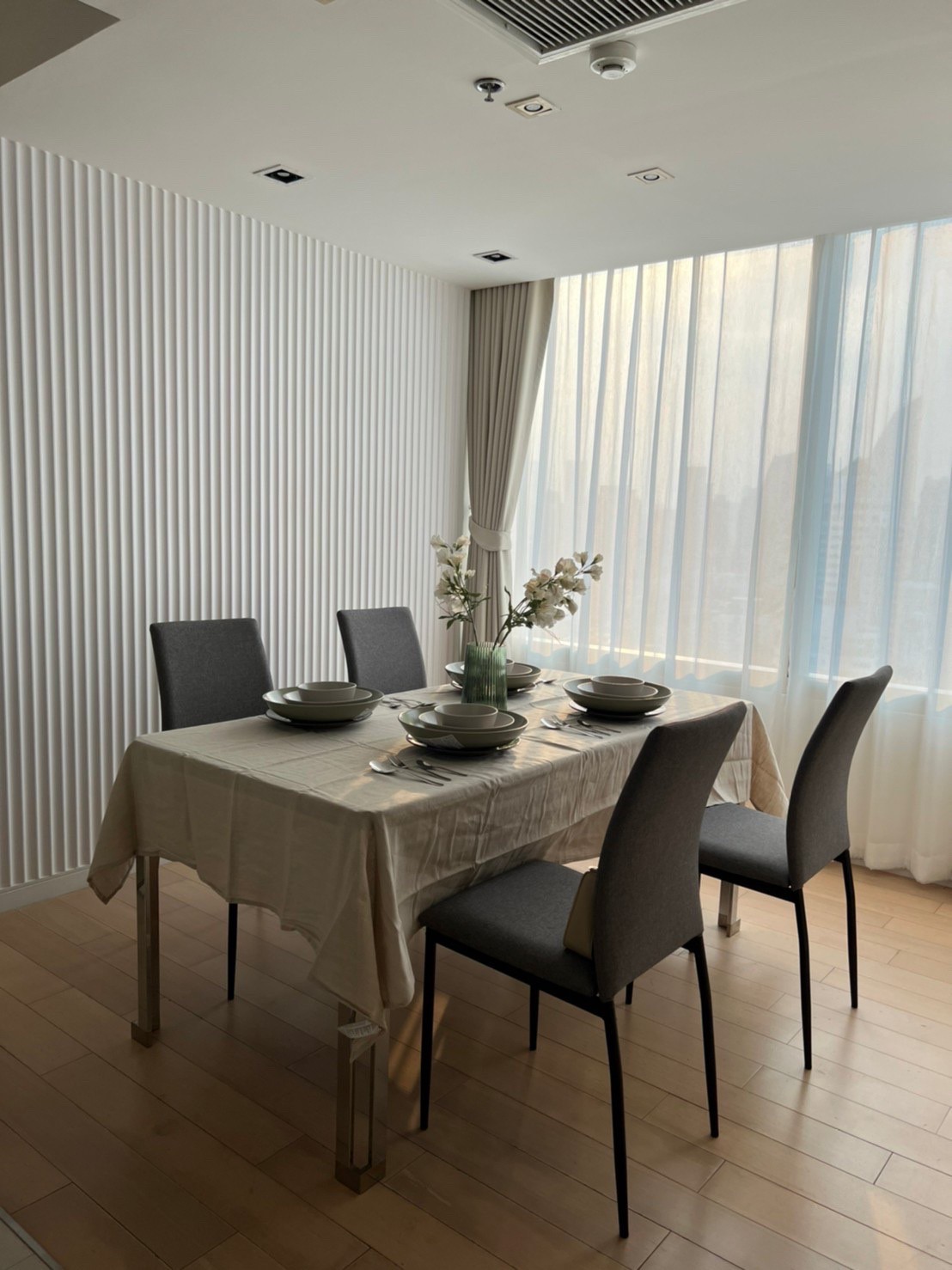 ขายคอนโด Eight Thonglor Residence (เอท ทองหล่อ เรสซิเดนซ์ ) ลักษณะห้อง - ขายคอนโดชั้น 23 วิวสระว่ายน้ำ ราคา 22 ล้าน