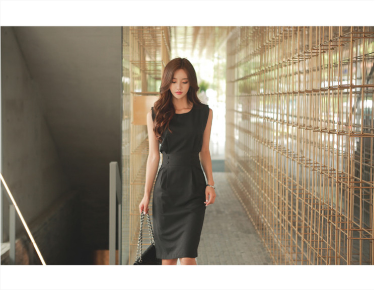 ชุดเดรสทำงานสีดำ ทรงเข้ารูป แขนกุด แนวเรียบร้อย สวย ดูดี แฟชั่นทำงานสไตล์สาวออฟฟิศ