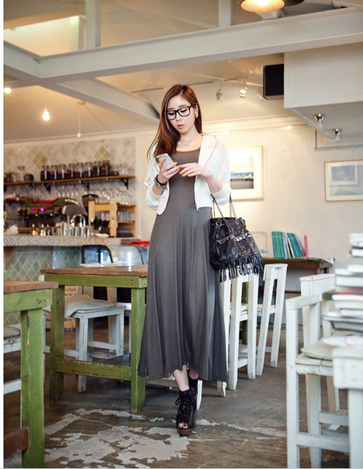 maxi dress-ชุดเดรสยาวแฟชั่น ใส่เที่ยว ชุดทำงาน สีเทา แขนกุด ผ้า Cotton ด้านหลังแต่งตาข่าย กระโปรงพริ้ว ใส่ออกงานได้ เซ็กซี่ Asia Street Fashion