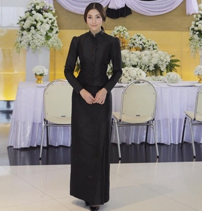 ชุดไทยจิตรลดาสีดำ แบบกระดุมหน้า ไหล่จีบ อยู่ทรงสวย พร้อมส่ง