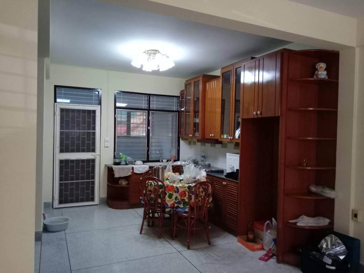 ให้เช่าทาวน์เฮ้าส์ 2 ชั้น หัวมุมถนน อยู่ในหมู่บ้าน กาญจนา ซอย จ่าบัน ศรีราชา 4 ห้องนอน 35,000 /ต่อเดือน